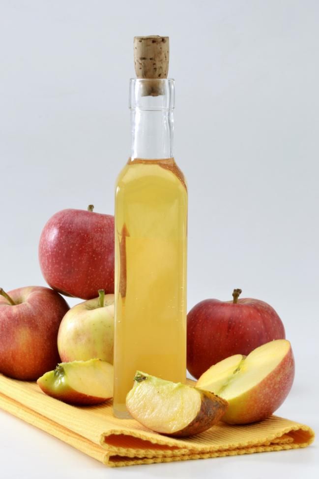 l vinagre de manzana es un fermento natural obtenido a partir de manzanas que puede influir en la respuesta metabólica después de las comidas.
