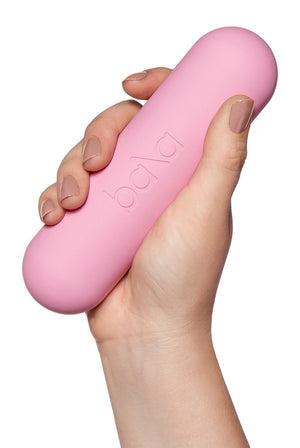 Persona sosteniendo mancuerna Bala 3 lb con diseño ergonómico