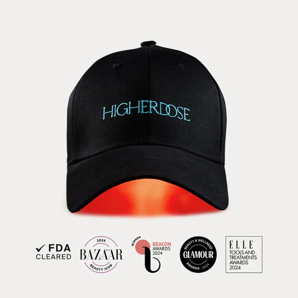 Gorra de luz roja con tecnología LED diseñada para mejorar la salud del cuero cabelludo. FDA Cleared, Bazaar Beauty Icon 2025, Glamour Beauty & Wellness Award.