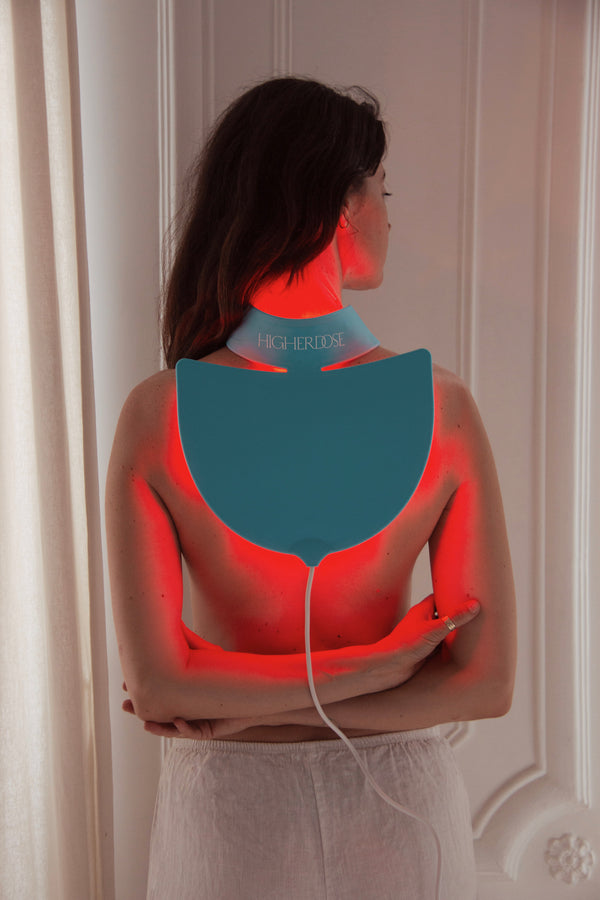 Uso de dispositivo de terapia de luz roja en cuello y espalda alta para cuidado de la piel en casa