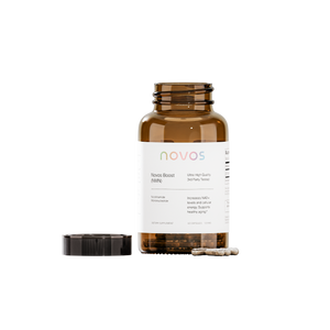 Frasco de NOVOS Boost NMN en cápsulas, suplemento para apoyar la energía celular, niveles de NAD+ y envejecimiento saludable