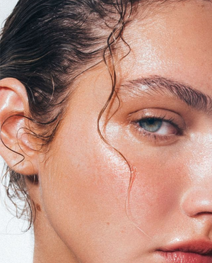 Rostro con piel hidratada y luminosa tras usar suero antioxidante con Vitamina C 8%