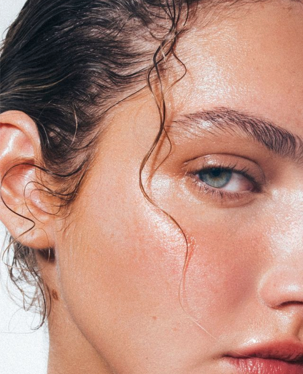 Rostro con piel hidratada y luminosa tras usar suero antioxidante con Vitamina C 8%