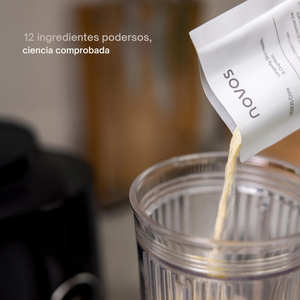 Preparación del suplemento de longevidad NOVOS Core con NMN disuelto en bebida para uso diario y apoyo a la energía celular