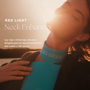 Mujer usando dispositivo de terapia LED de luz roja para el cuello en rutina de cuidado de la piel