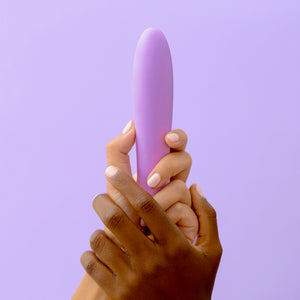 Vibrador para principiantes The Billionaire mostrando tamaño compacto y diseño cómodo de sostener.