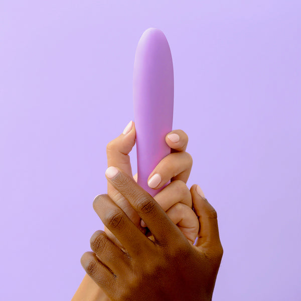 Vibrador para principiantes The Billionaire mostrando tamaño compacto y diseño cómodo de sostener.