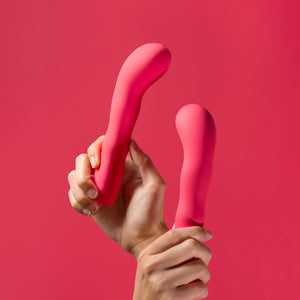 Vibrador femenino curvado The Romantic con diseño ergonómico para exploración interna y placer consciente.