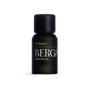 Aceite esencial de bergamota Vitruvi 100% puro en botella negra para aromaterapia y difusor.