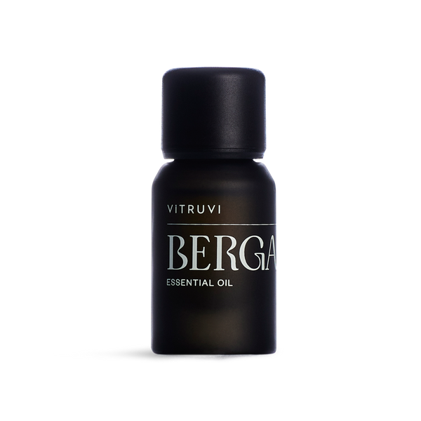 Aceite esencial de bergamota Vitruvi 100% puro en botella negra para aromaterapia y difusor.