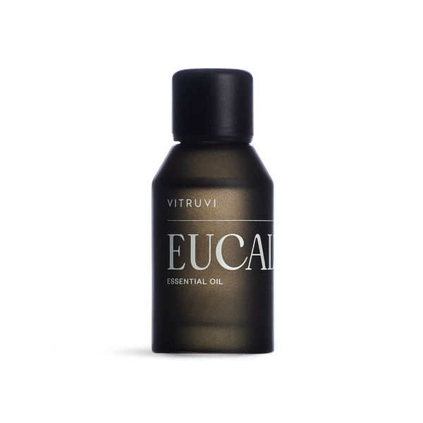 Aceite esencial de eucalipto Vitruvi 100% puro en botella negra para aromaterapia y difusor.