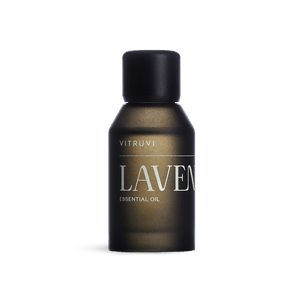Aceite esencial de lavanda Vitruvi 100% puro en botella negra para aromaterapia y difusor.