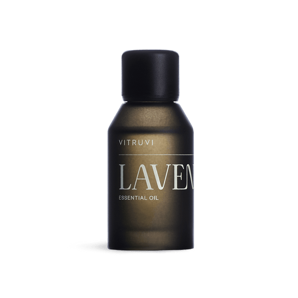 Aceite esencial de lavanda Vitruvi 100% puro en botella negra para aromaterapia y difusor.