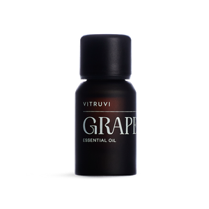 Aceite esencial de toronja Vitruvi 100% puro en botella negra para aromaterapia y difusor.