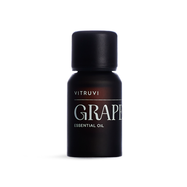 Aceite esencial de toronja Vitruvi 100% puro en botella negra para aromaterapia y difusor.