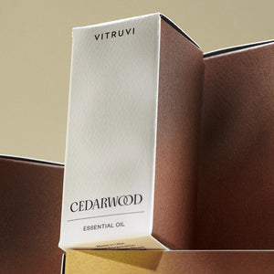 Empaque del aceite esencial de madera de cedro Vitruvi para aromaterapia.