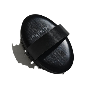 Vista lateral del cepillo corporal de cobre HigherDOSE con correa ergonómica ajustable