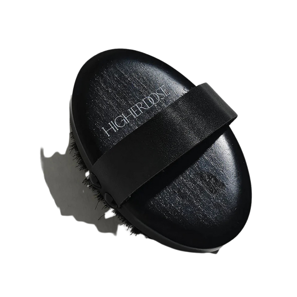 Vista lateral del cepillo corporal de cobre HigherDOSE con correa ergonómica ajustable