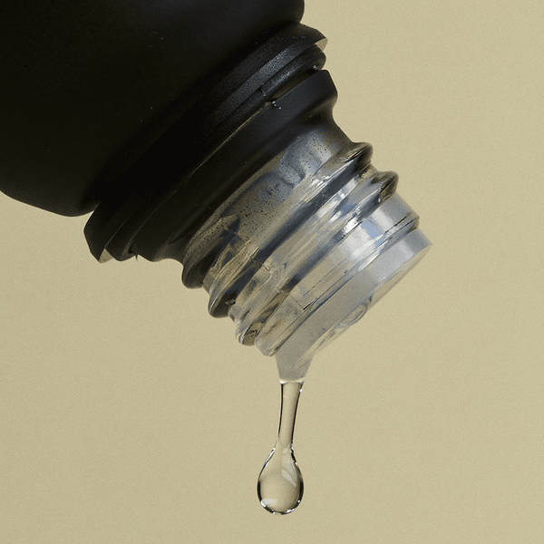 Detalle de gota de aceite esencial de eucalipto Vitruvi 100% natural.