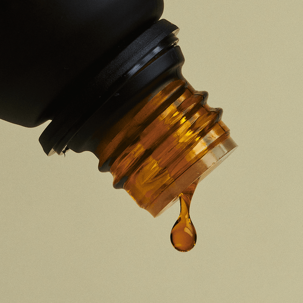 Detalle de gota de aceite esencial de toronja Vitruvi 100% natural.