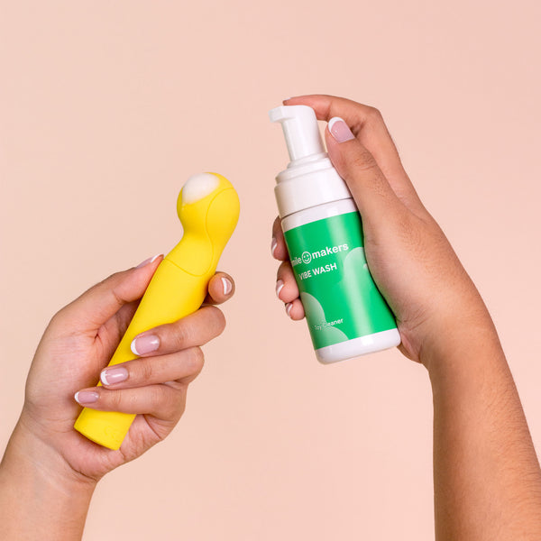 Uso de Vibe Wash limpiador para juguetes intimos para mantener higiene y cuidado personal