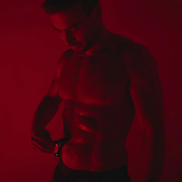 El aparato de micocorriente en amani es para hombres igual, ayuda con la tension muscular. 