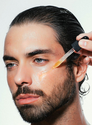 Hombre aplicando el sérum hidratante MITÉ en el rostro