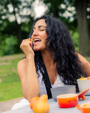 Persona consumiendo NOVOS Vital chew diario suplemento para energía y claridad mental disponible en México en Amani