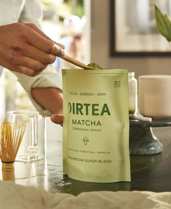 Preparación ritual de matcha Dirtea, con cuchara dosificando matcha ceremonial en un espacio de wellness