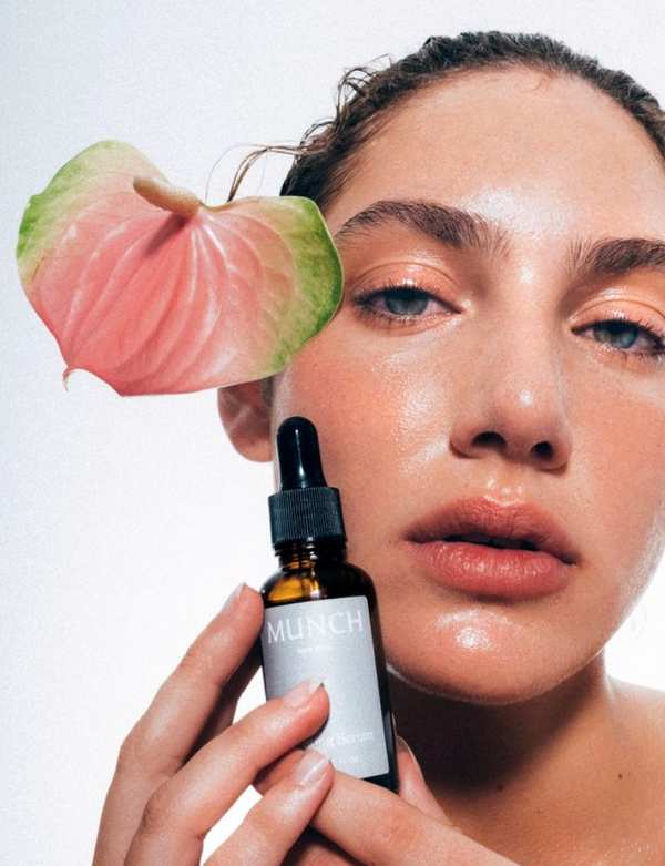 Aplicación de sérum hidratante facial Mita, textura ligera para hidratar y mejorar la luminosidad de la piel