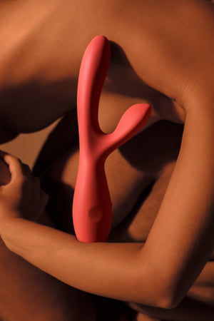 Vibrador tipo conejo Smile Makers The Artist en contexto íntimo y moderno