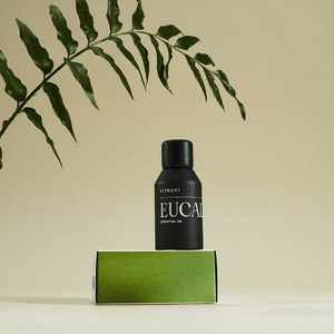Botella de aceite esencial de eucalipto Vitruvi para uso en difusor y aromaterapia.