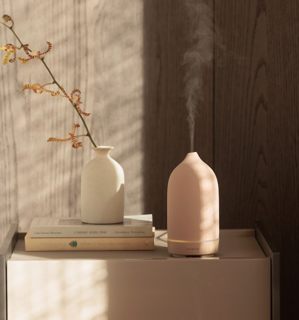 Vitruvi Stone difusor de cerámica decorando sala minimalista con aceites esenciales