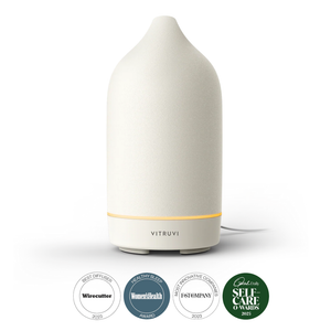 Difusor ultrasónico Vitruvi Stone blanco con luz LED cálida encendida. Women's Health Award